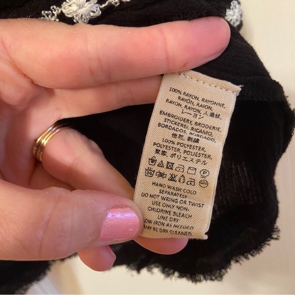 Black Sleeveless Top with White Pattern - Picture 5 of 9